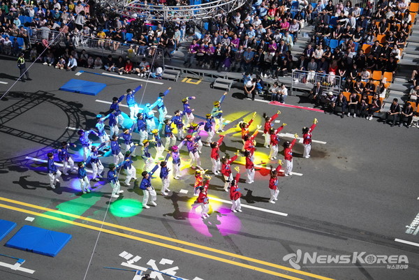 천안 흥타령 춤축제 2024에서 해외·국내 47팀, 1,900여 명 참여…K-팝 댄스, 전통춤 등 춤과 퍼포먼스의 거리댄스 퍼레이드가 열렸다. @천안시