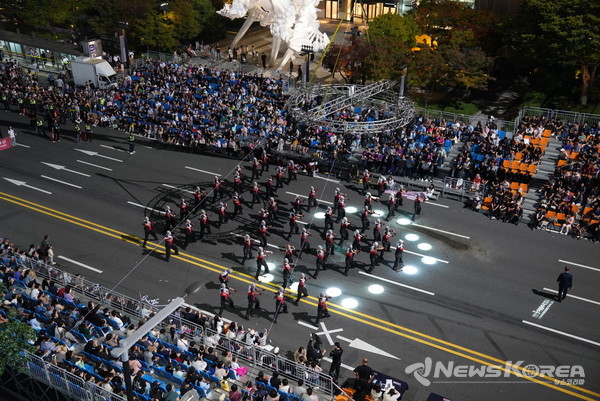 천안 흥타령 춤축제 2024에서 해외·국내 47팀, 1,900여 명 참여…K-팝 댄스, 전통춤 등 춤과 퍼포먼스의 거리댄스 퍼레이드가 열렸다. @천안시