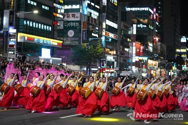 천안 흥타령 춤축제 2024에서 해외·국내 47팀, 1,900여 명 참여…K-팝 댄스, 전통춤 등 춤과 퍼포먼스의 거리댄스 퍼레이드가 열렸다. @천안시