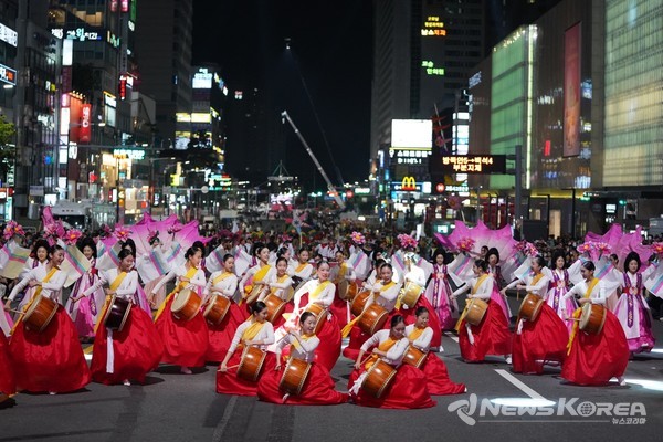 천안 흥타령 춤축제 2024에서 해외·국내 47팀, 1,900여 명 참여…K-팝 댄스, 전통춤 등 춤과 퍼포먼스의 거리댄스 퍼레이드가 열렸다. @천안시