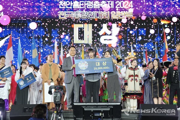 ‘천안흥타령춤축제 2024’ 폐막식이 29일 주무대인 천안종합운동장 흥타령극장에서 진행되고 있다. @천안시