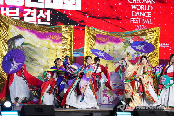 ‘천안흥타령춤축제 2024’ 폐막식이 29일 주무대인 천안종합운동장 흥타령극장에서 진행되고 있다. @천안시