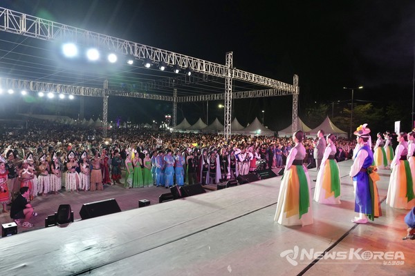 ‘천안흥타령춤축제 2024’ 폐막식이 29일 주무대인 천안종합운동장 흥타령극장에서 진행되고 있다. @천안시
