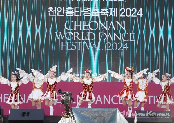 ‘천안흥타령춤축제 2024’ 폐막식이 29일 주무대인 천안종합운동장 흥타령극장에서 진행되고 있다. @천안시