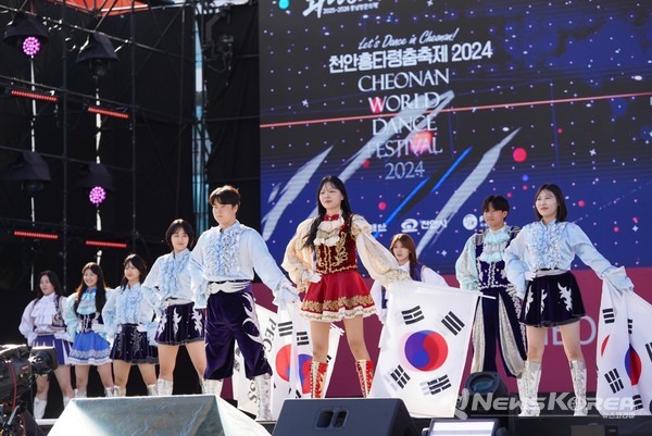 ‘천안흥타령춤축제 2024’ 폐막식이 29일 주무대인 천안종합운동장 흥타령극장에서 진행되고 있다. @천안시