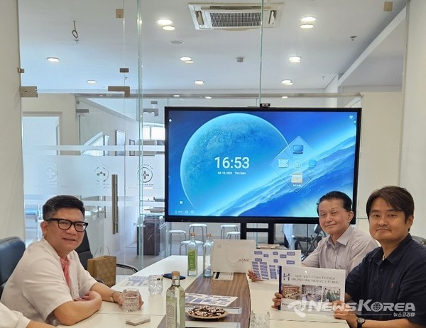 한국 크리에이터진흥협회 산하 저널인뉴스와 베트남 VK Develop Investment JSC, Gongbeon-Yeogmuyeoghoesa(ju) Vietnam uilyobu MOU 체결 모습 @한국크리에이터진흥협회