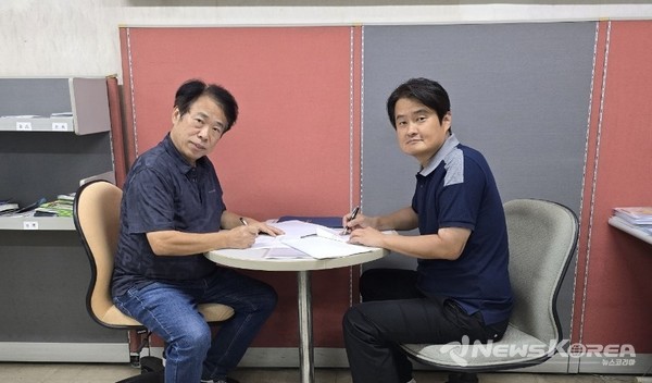 박인수 이사장이 대만 파노라마 여행사와 양해각서 체결을 하고 있다. @한국크리에이터진흥협회