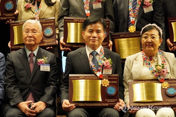 2024 한반도통일공헌대상’ 시상식에서 정치분야 수상자로 선정된 이병진 의원과 수상자들이 기념촬영을 하고 있다. @이병진 의원실