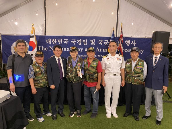 이날 행사장을 찾은 동포사회 인사들이 하나로 뭉쳐 강건한 한미동맹과 국군의 위용을 축하했다. 본지 김찬훈 특파원(맨 왼쪽), 박봉룡 민주평통 하와이지회장(왼쪽부터 세번 째), 윤양호 참전전우회 부회장(왼쪽부터 다섯번 째), 박용준 국방무관, 허상기 재향군인회 부회장(맨 오른쪽). @뉴스코리아 김찬훈 특파원