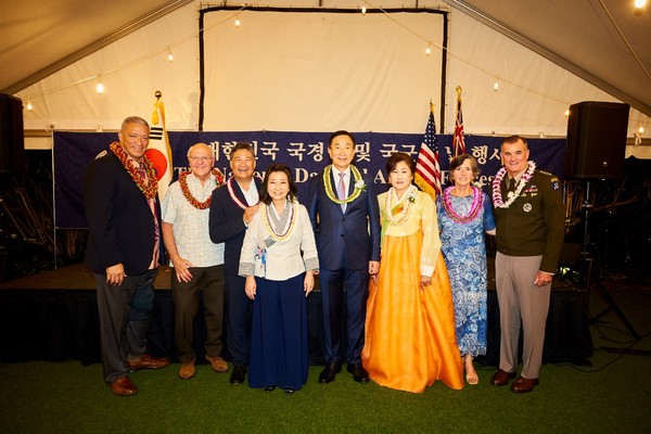 하와이에서 열린 '제4356주년 개천절 및 건군 76주년 국군의 날 기념행사'에 참석한 한미 주요인사(오른쪽부터 찰스 플린 대장(태평양육군사령관) 내외, 이서영 호놀룰루 총영사 내외, 실비아 루크 하와이주 부지사 내외, 블랑지아디 호놀룰루 시장, 비센 마우이 시장. @주호놀룰루대한민국총영사관
