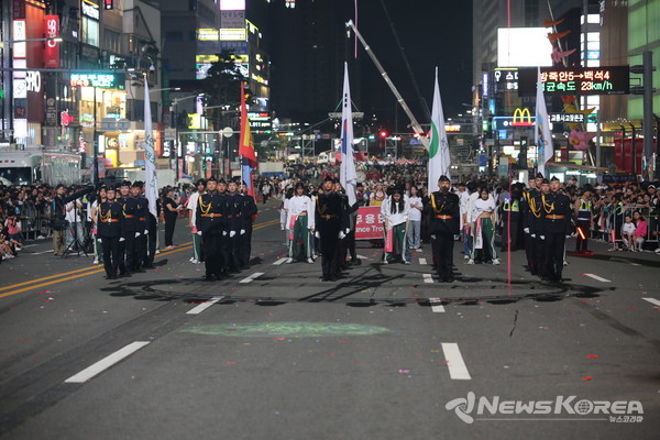 몽골 테무진 우를렉 국방고등학교 학생들이 천안흥타령춤축제 2024 거리퍼레이드에 참가했다. @천안시