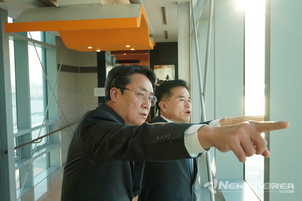 강도형 해양수산부장관과 이병진 의원이 평택항 개발현장을 둘러보고 있다. @이병진 의원실