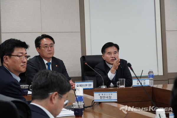 사진 왼쪽부터 남재헌 항만국장, 강도형 해양수산부장관 이병진 더불어민주당 국회의원 @이병진 의원실