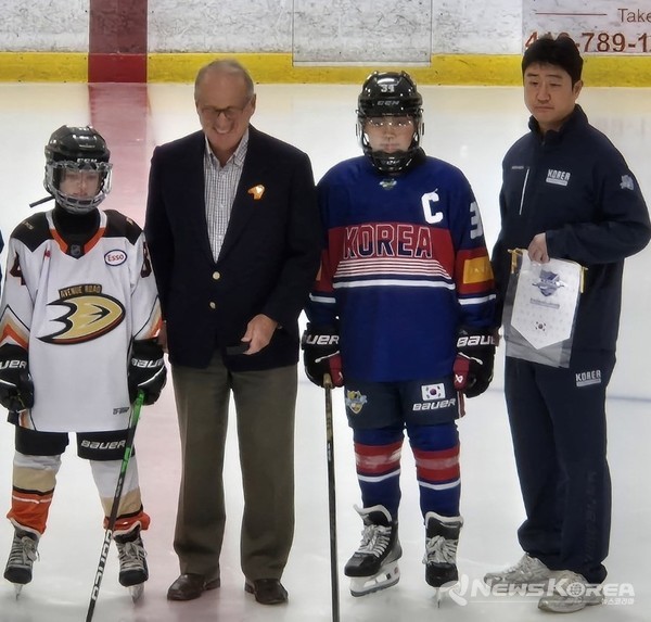 선수들과 함께한 사진 중앙 커즈너 토론토 구의원 오른쪽 끝 초등연맹 이규원 부회장 @한국초등아이스하키연명