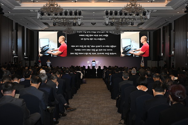 2024 세계한인의날 기념식에서 소감 발표하는 재외동포 문학상 단편소설 부문 대상수상자 @재외동포청 