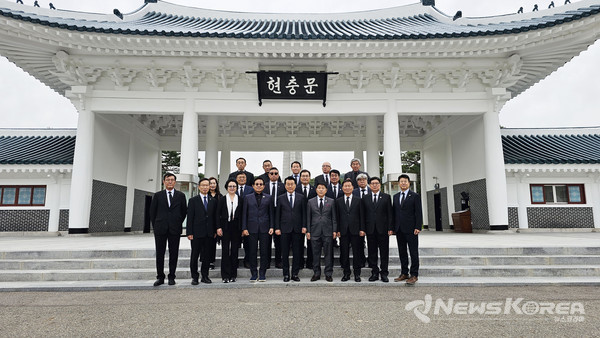 사진 왼쪽부터 문종범 전 건국대교수, 유제헌 전 유럽총연 회장, 박다이아나 민주평통 운영위원, 설증혁 오렌지 센디에고 민주평통 협의회장, 고상구 세한총연 회장, 김영호 전미주평통 부의장, 전용창 태국한인회장, 윤희 아세아총연 회장, 송폴 미주총연 총괄 정무수석이 현충문앞에서 기념촬영을 하고 있다. @세한총연