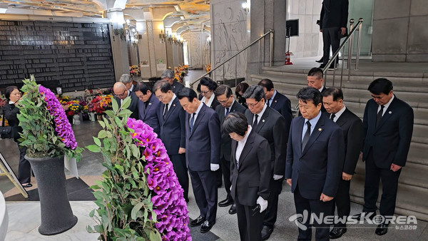 위패 봉안관을 찾은 참석자들이 일동이 묵념하고 있다. @세한총연