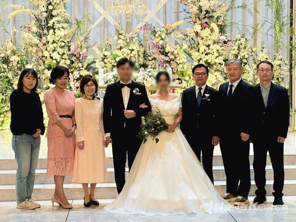 사진 좌측부터 천안시 여성가족과 외국인주민지원팀 김정화 주무관, 천안시 여성가족과 박경미 과장, 천안시다문화가족지원센터 윤연한 센터장, 신랑, 신부, 천안시 김석필 부시장, 웨딩베리 윤용원 회장, 천안시 여성가족과 외국인주민지원팀 김규식 팀장 @천안시