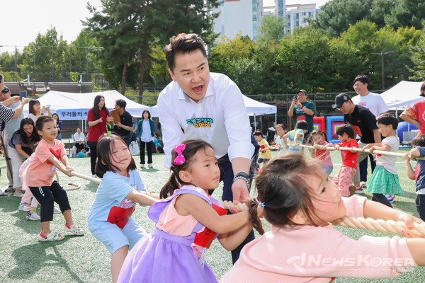 오언석 도봉구청장이 제12회 도담도담 놀이터에서 아이들과 함께 줄다리기를 하고 있다. @도봉구