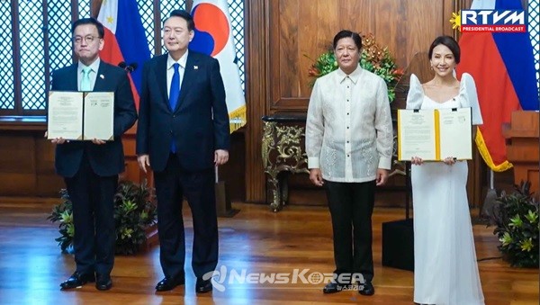 양해각서 작성후 기념촬영을 하고 있는 윤석렬 대통령과 17대 봉봉 마르코스 필리핀 대통령  @필리핀관광부