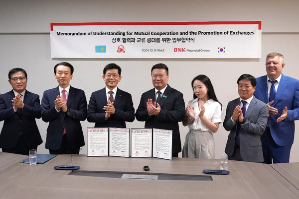 카자흐스탄 ‘신라인’그룹, BNK금융그룹과 상호 공동 발전 및 우호 협력 강화를 위한 업무협약을 체결하고 있다   @신라인그룹