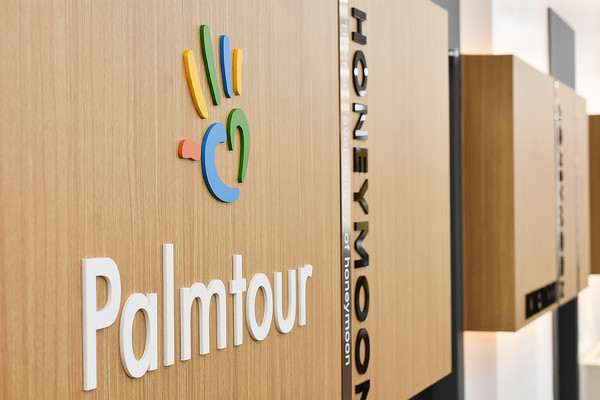 팜투어는 2003년에 설립되어 현재 서울 본사와 전국 13개 지사를 운영 중이다. 지난 10년간 해외 신혼여행지 송출 1위의 자리를 지켜왔으며, 8년 연속으로 허니문 여행사 부문에서 ‘한국 소비자 평가 최고의 브랜드 대상’을 수상한 바 있다   @팜투어