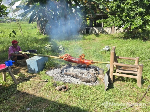 필리핀 대표 음식중 하나인 레촌을 굽고 있는 모습 @뉴스코리아 최신 특파원
