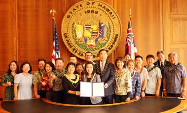 하와이주 부지사 사무실에 열린 '김치의 날' 제정을 축하하는 모임. 사진 맨 앞줄 왼쪽부터 린다 이치야마 주 하원의원, 실비아 장 루크(한국이름 장은정) 한인 부지사, 이서영 주호놀룰루 총영사, 다나 모카도 김 상원의원. 자료사진 : 한국일보 하와이