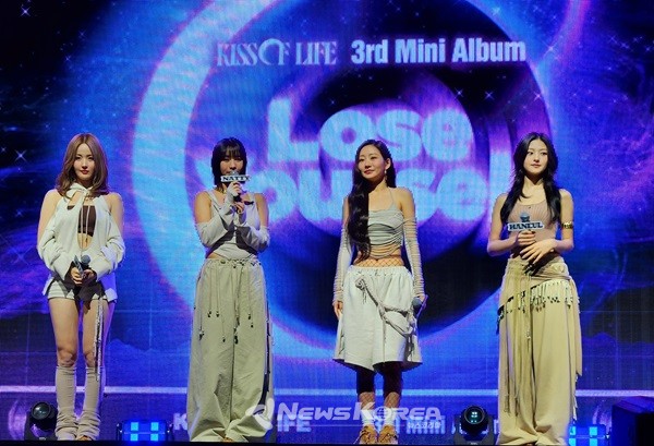 꿈을 위해 자유롭게 몰입하던 시간과 당시를 그리워하며 내일을 꿈꾸는 지금에 대하여 이야기하고 있는 KIOF 쇼케이스 무대   @뉴스코리아 허승규 기자