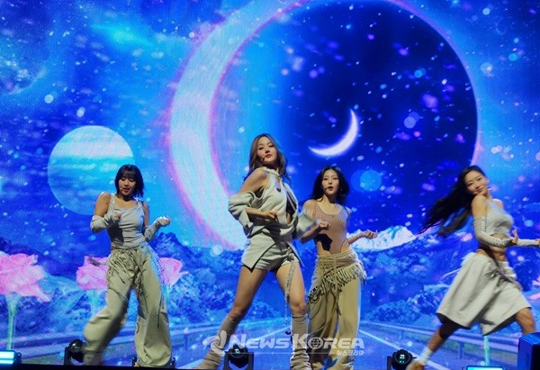 한층 더 업그레이드된 힙한 바이브와 더 강렬해진 퍼포먼스로 중무장해 돌아오는 KIOF 쇼케이스 무대   @뉴스코리아 허승규 기자