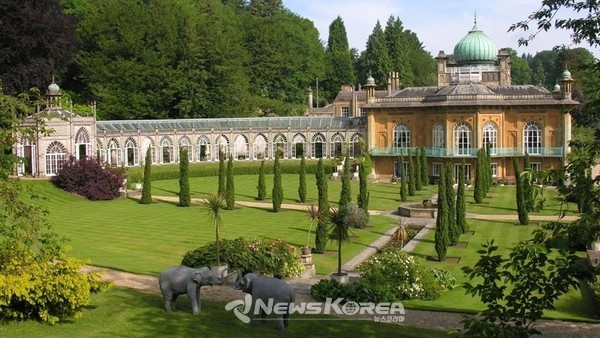인도 타지마할에서 영감을 받아 코츠월드에 지어진 '세진코트 (Sezincote) 하우스'는 1807년에 지어진 양파 모양의 돔과 첨탑 등 무굴 건축 양식을 그대로 담고 있으며, 희귀 식물과 연못으로 꾸며진 정원은 특별한 아름다움을 선사한다.    @Sejincote Estate