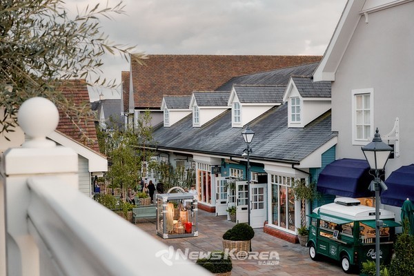 전 세계 12개 '비스터 컬렉션' 빌리지 가운데 가장 오래된 영국 '비스터 빌리지(The Bicester Village)'는 옥스퍼드셔 인근에 자리, 럭셔리 브랜드 큐레이션 및 탁월한 가격 경쟁력으로 지난 25년간 명성을 쌓아 왔다  @The Bicester Collection 