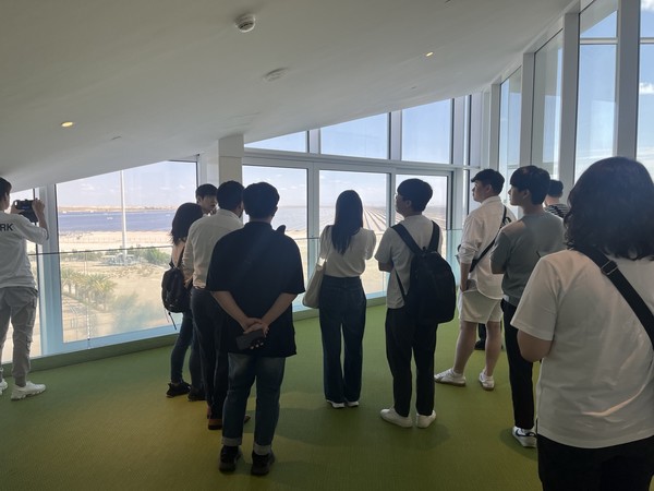 혁신센터(DEWA Innovation Centre)는 두바이 청정 에너지 전략 2050과 두바이 제로 배출 전략 2050을 지원하고 있다. 현장 견학을 하고 있는 자이텍스 2024 참가자들 @야나트립