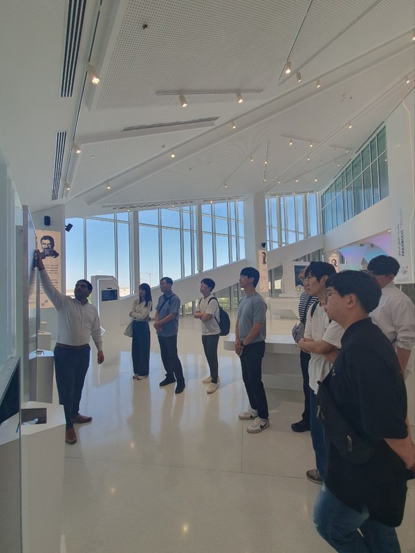 아랍에미레이트 수도인 아부다비에 건립중인 세계 최초의 탄소배출 제로 스마트시티 'Masdar City'는 ICT·빅데이터 등 신기술을 접목해 각종 도시문제를 해결하고, 삶의 질을 개선할 수 있는 도시모델이라는 설명을 듣고 있다 @야나트립