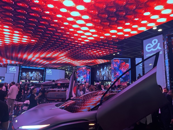 자이텍스 글로벌은 두바이국제전시장(DWTC) 모습. 테슬라의 두바이 경찰용 사이버트럭에 이르기까지 미래형 혁신이 선보였다 @야나트립