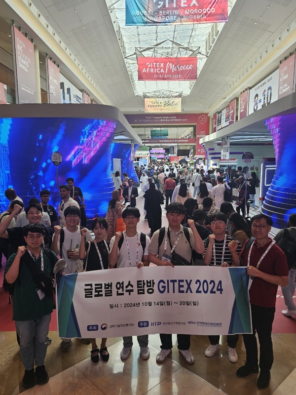 자이텍스 글로벌이 개최된 두바이국제전시장(DWTC)에서 기념촬영을 하고 있는 참가자들 @야나트립