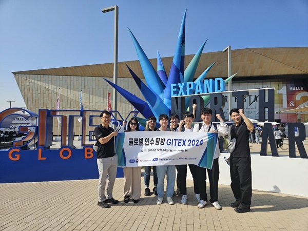 스타트업 맞춤형 행사인 '자이텍스 익스팬드 노스스타(GITEX Expand Northstar)'에서는 투자자들과 스타트업 간의 관계를 강화하기 위한 다양한 프로그램이 제공된다. 스타트업 중심의 '자이텍스 익스팬드 노스스타' 전시장 앞에서 기념촬영을 하고 있는 참가자들 @야나트립