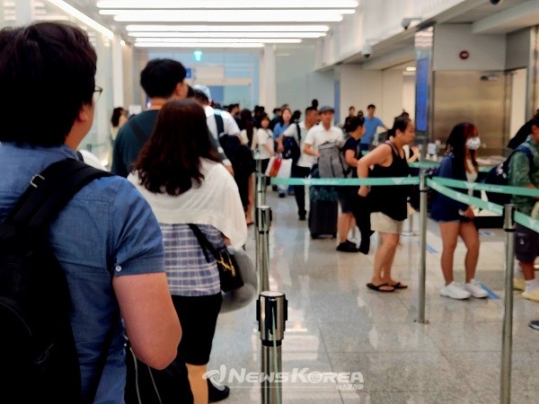 긴 줄이 서 있는 인천공항 출국장 @뉴스코리아 허승규 기자