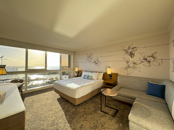 프린스 와이키키 호텔의 최대 매력 중 하나는 넓고 쾌적한 객실. 사진은 탁 트인 오션뷰의 넓고 여유로운 '오션프런트' 객실이다   @팜투어