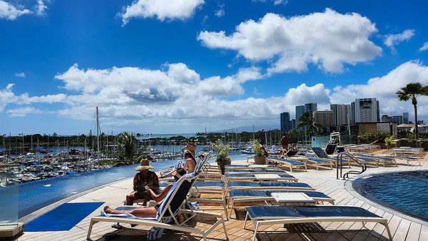 오하우 섬에서 가장 큰 면적의 5층에 위치한 인피니티 풀은 알라모아나 보트 항구의 아름다운 전경을 자랑하며, 널찍한 데크 의자와 카바나 패키지를 제공해 프라이빗한 휴식을 즐길 수 있다  @팜투어