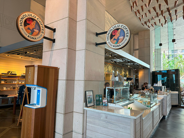 현지 농장에서 재배된 신선한 커피 원두로 제조한 커피를 제공하며, 풍부한 맛으로 유명한 '호놀룰루 커피 컴퍼니'를 제공한다   @팜투어