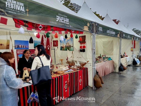 중동 11개국의(UAE, 오만, 튀니지, 모로코, 수단, 쿠웨이트, 사우디아라비아. 요르단, 카타르, 이사관이 참여해 공예품과 의상 등으로 각국의 전통문화와 매력을 선보이고 있다   @뉴스코리아 허승규 기자