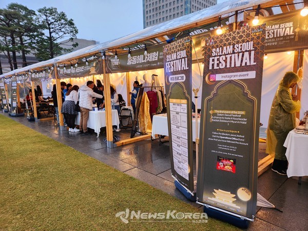 한국-아랍소사이어티의 한-아랍 짝꿍 서포터즈와 함께하는 중동 의상 및 놀이 체험, 헤나 체험 등 다채로운 이벤트가 마련되었다 @뉴스코리아 허승규 기자