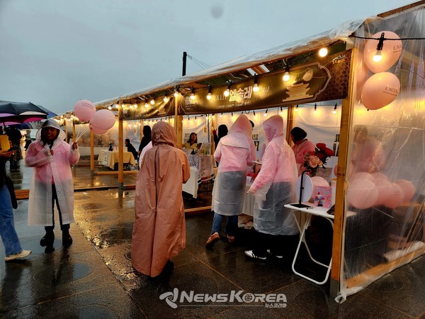 할랄인증 화장품 브랜드인 엘솔레는 다채로운 이벤트를 통해 관람객들에게 할랄인증 화장품을 소개하고 있다    @뉴스코리아 허승규 기자