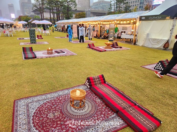 올해 17회를 맞이하는 '아랍문화제'는 서울특별시관광협회와 (재)한국-아랍소사이어티 주최로 규모가 확장되어 서울과 광주에서 펼쳐지고 있다 @뉴스코리아 허승규 기자