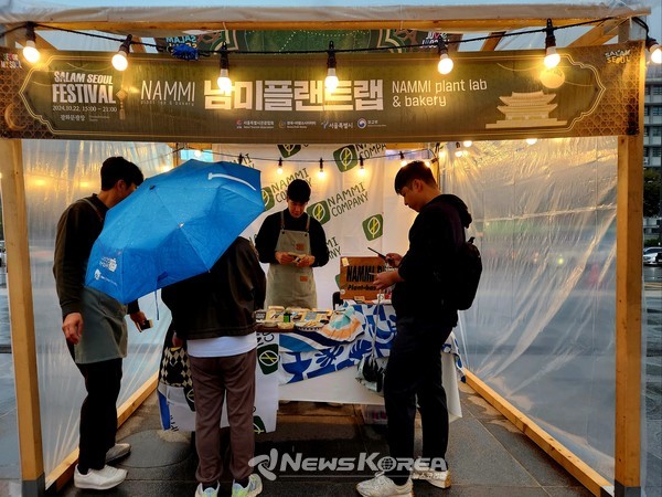살람서울 페스티벌에는 할랄인증, 비건인증을 받은 뷰티, 푸드기업들이 팝업스토어 형태로 참여하여 더욱 풍성한 페스티벌을 만들고 있다 @뉴스코리아 허승규 기자
