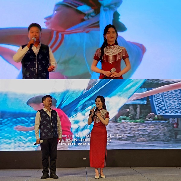 계절에 맞춰 옷을 갈아입는 원시림과 초원, 마음에 색을 입혀주는 화사한 꽃들, 지역민의 환대 등 자연적인 아름다움과 인간의 손길이 닿은 흔적이 공존하는 대리주 홍보 영상을 배경으로 참석자들에게 노래와 인사를 전하고 있다 @뉴스코리아 허승규 기자