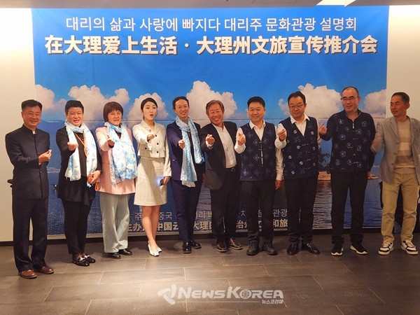 관광설명회에는 리페이잉 대리주 인민정부 외사판 부주임, 천리메이 대리주 문화 및 관광국 홍보과 과장, 리아오성제 대리주 문화관광국 문화예술연구소 소장, 톈위린 대리주 문화관광국 조사관 등이 참석했다   @뉴스코리아 허승규 기자