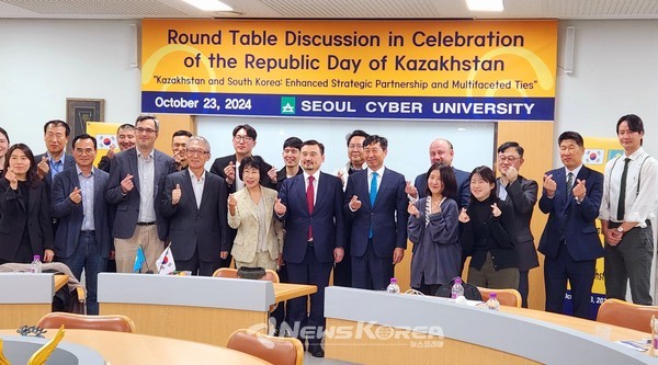 카자흐스탄 공화국의 날 기념 '라운드 테이블'에 참석자들이 기념사진을 남기고 있다  @뉴스코리아 허승규 기자