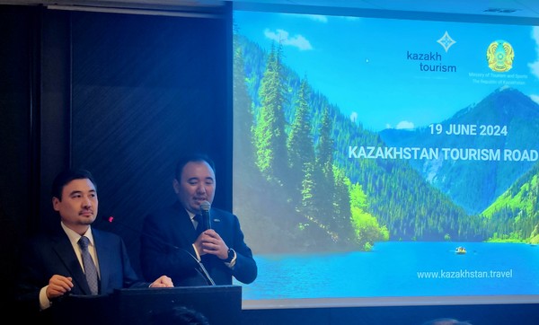 누르갈리 아르스타노프(Nurgali Arystanov) 주한 카자흐스탄대사(좌)는 카자흐스탄 지역&관광 설명회에서 '윤석렬 대통령의 방문으로 한국과 카자흐스탄은 관광,산업,문화 교류의 물꼬를 텄고, 지난 3월 양국간 항공편 횟수를 주42회로 이전보다 4배 늘리는데 합의해 양국간의 방문객수는 더욱 증가할 것이고, 다양한 분야에서 한국과 협력하고자 한다'고 말했다   @뉴스코리아 허승규 기자